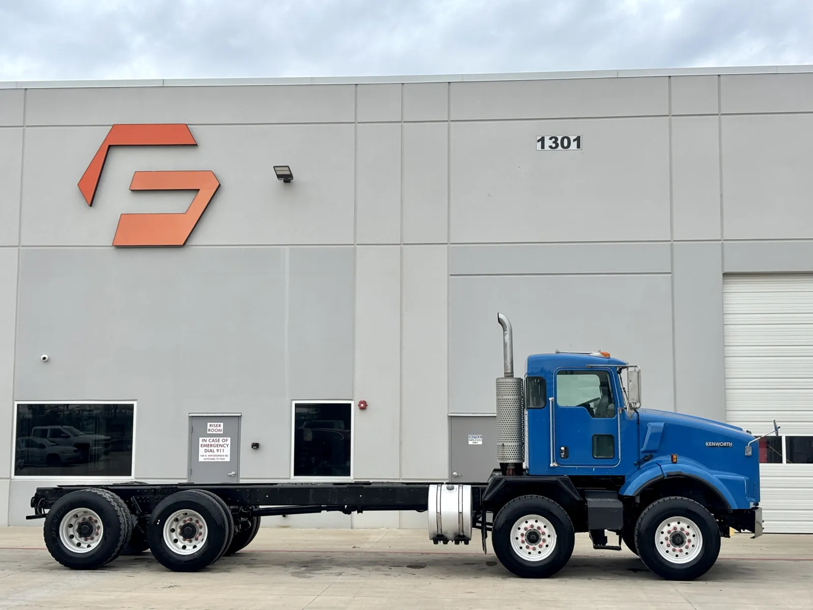 2005 Kenworth T800 - image 3