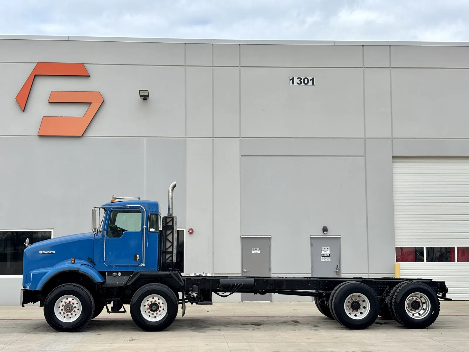 2005 Kenworth T800 - image 4