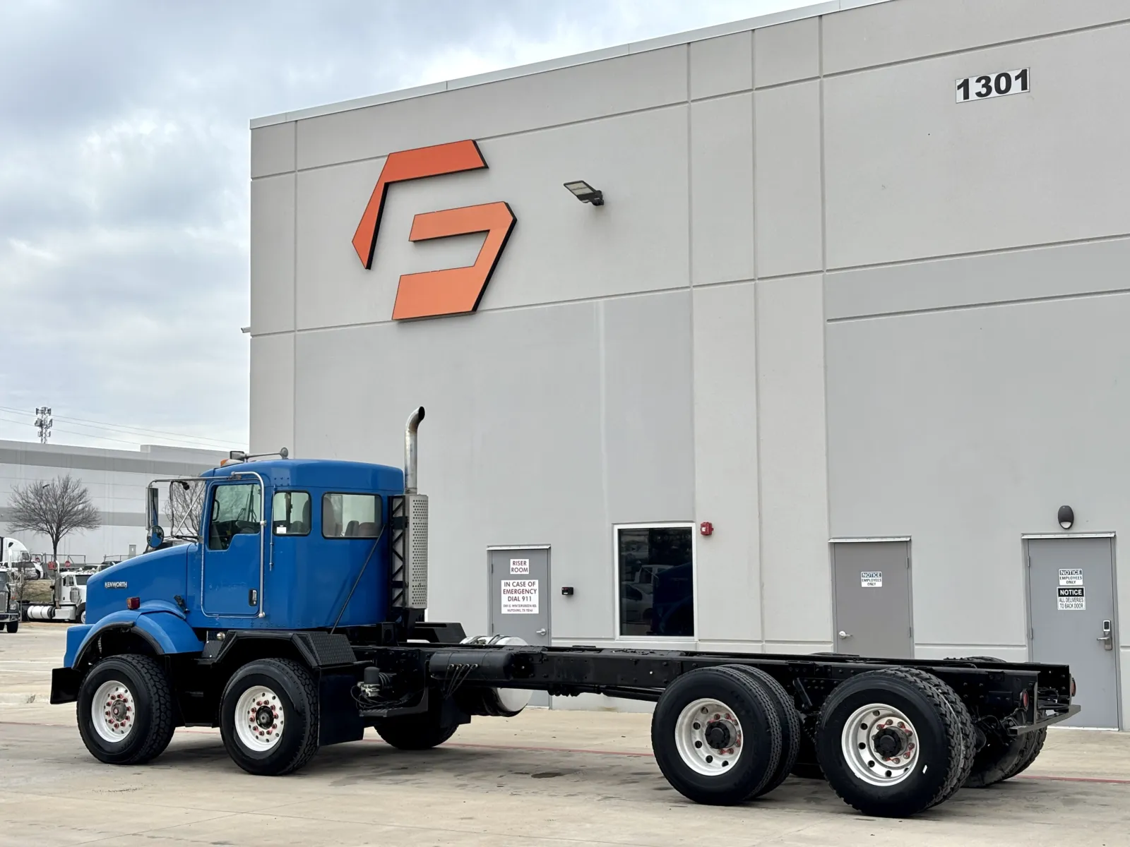 2005 Kenworth T800 - image 6