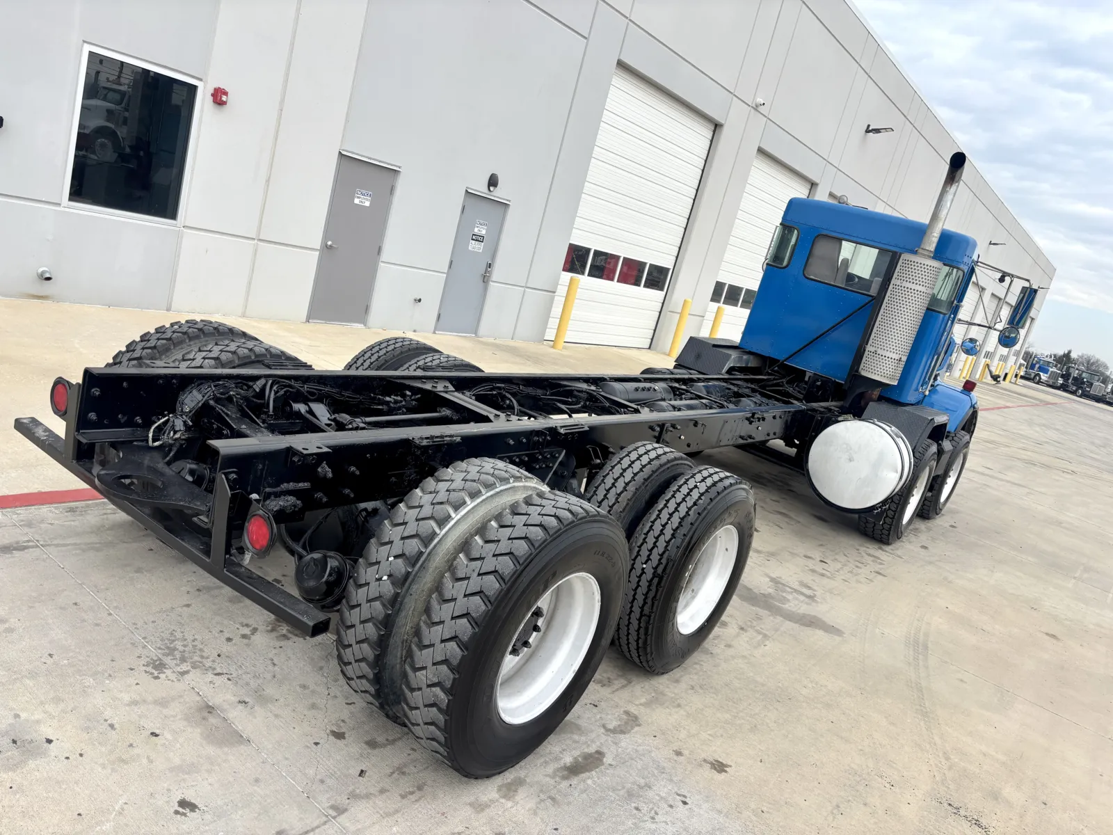 2005 Kenworth T800 - image 11