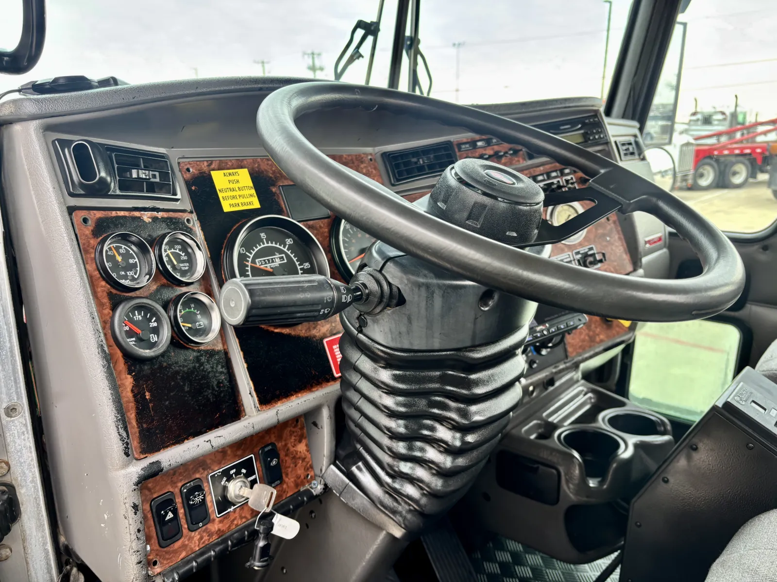 2005 Kenworth T800 - image 15