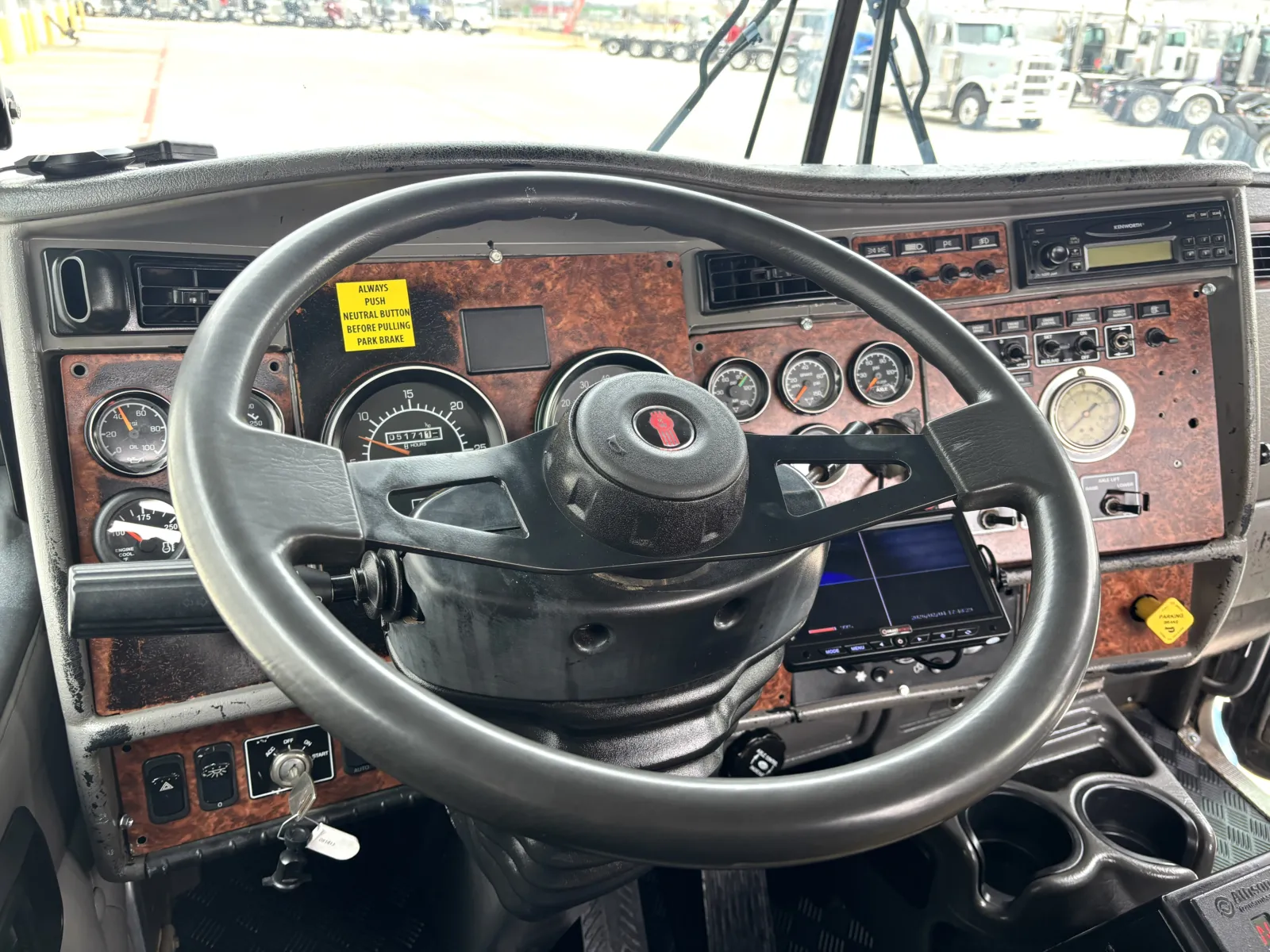 2005 Kenworth T800 - image 16