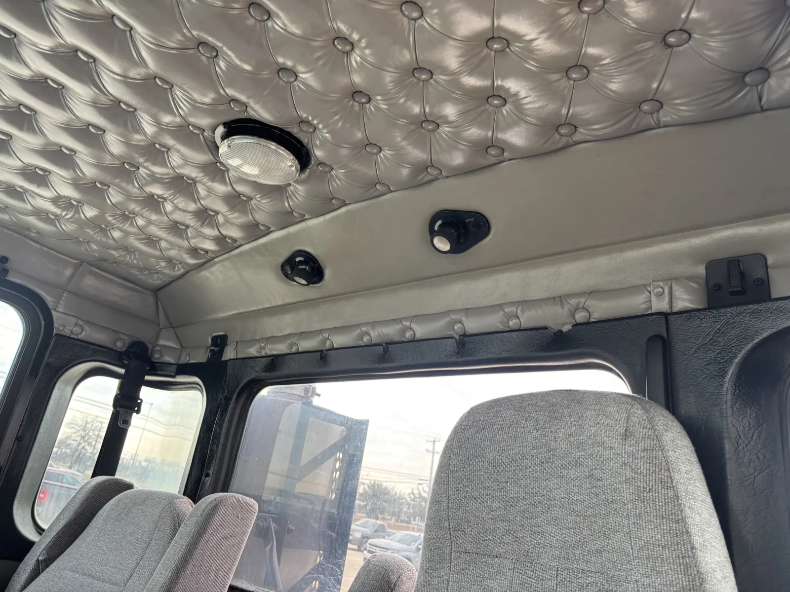 2005 Kenworth T800 - image 18