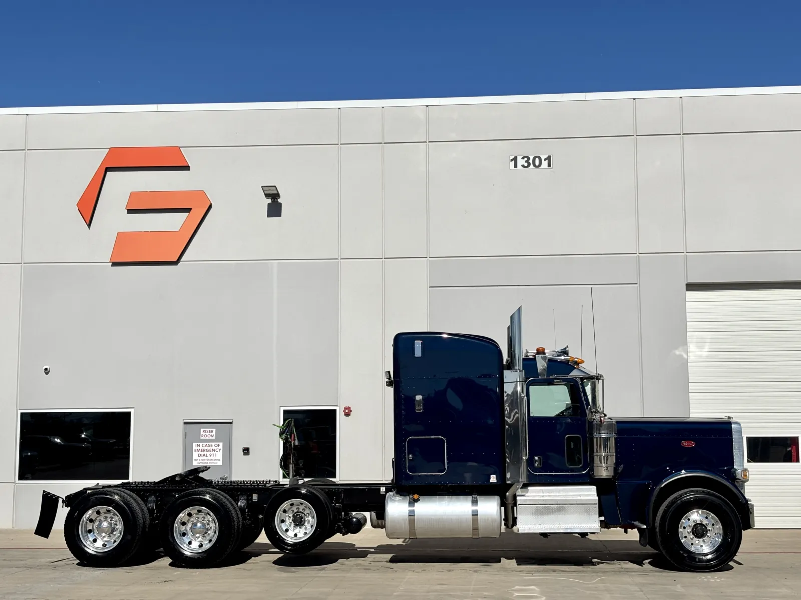 2024 Peterbilt 389 - image 3