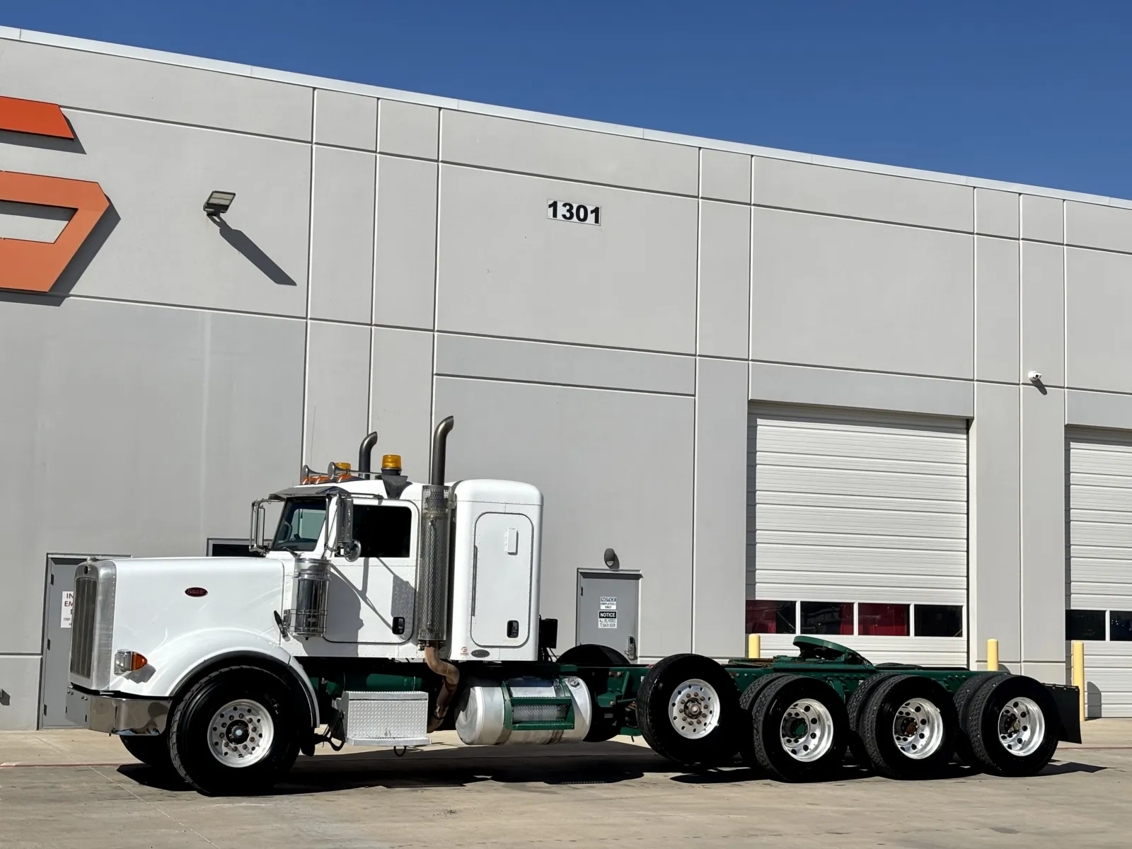 2011 Peterbilt - image 2