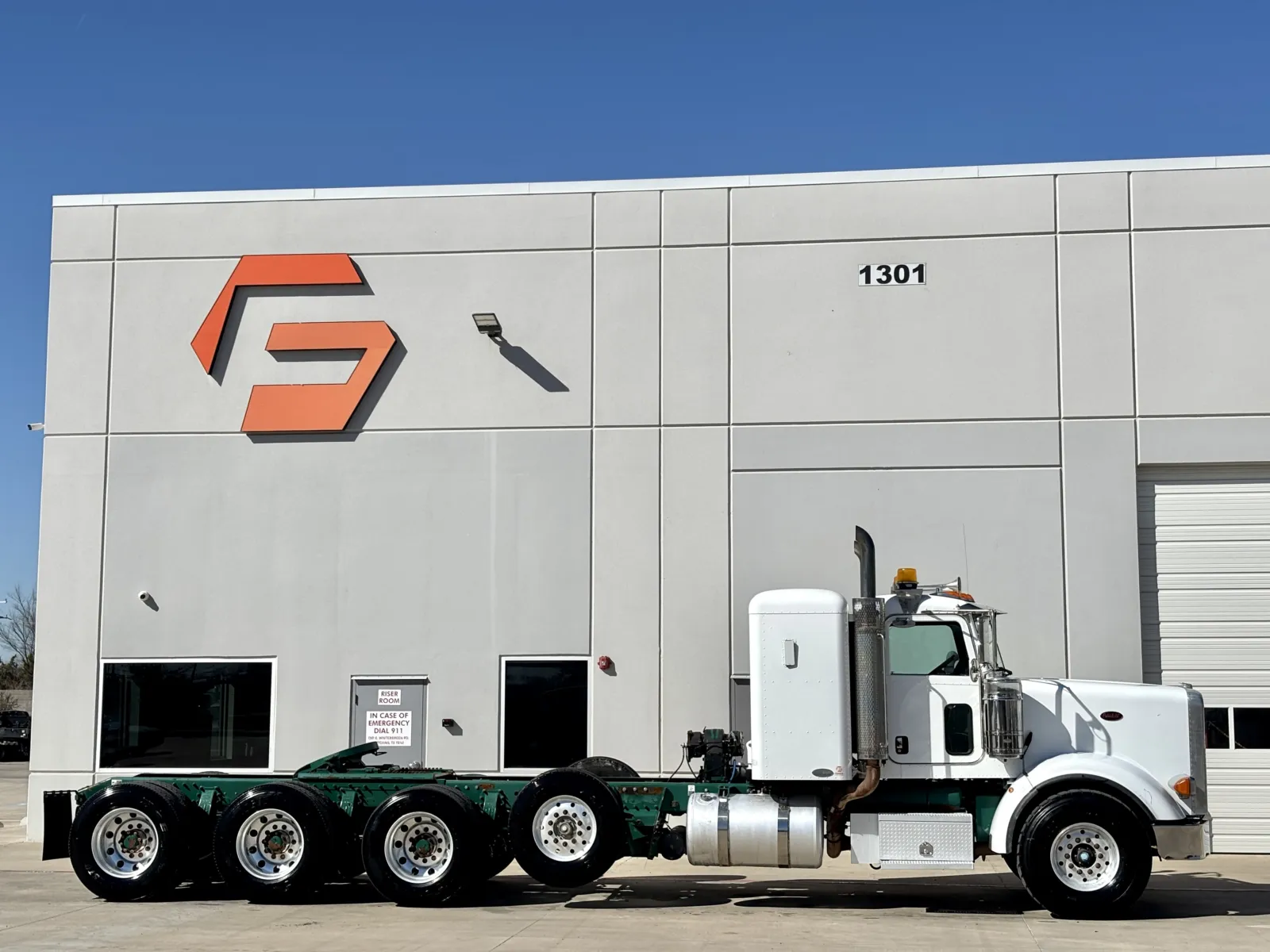 2011 Peterbilt - image 3