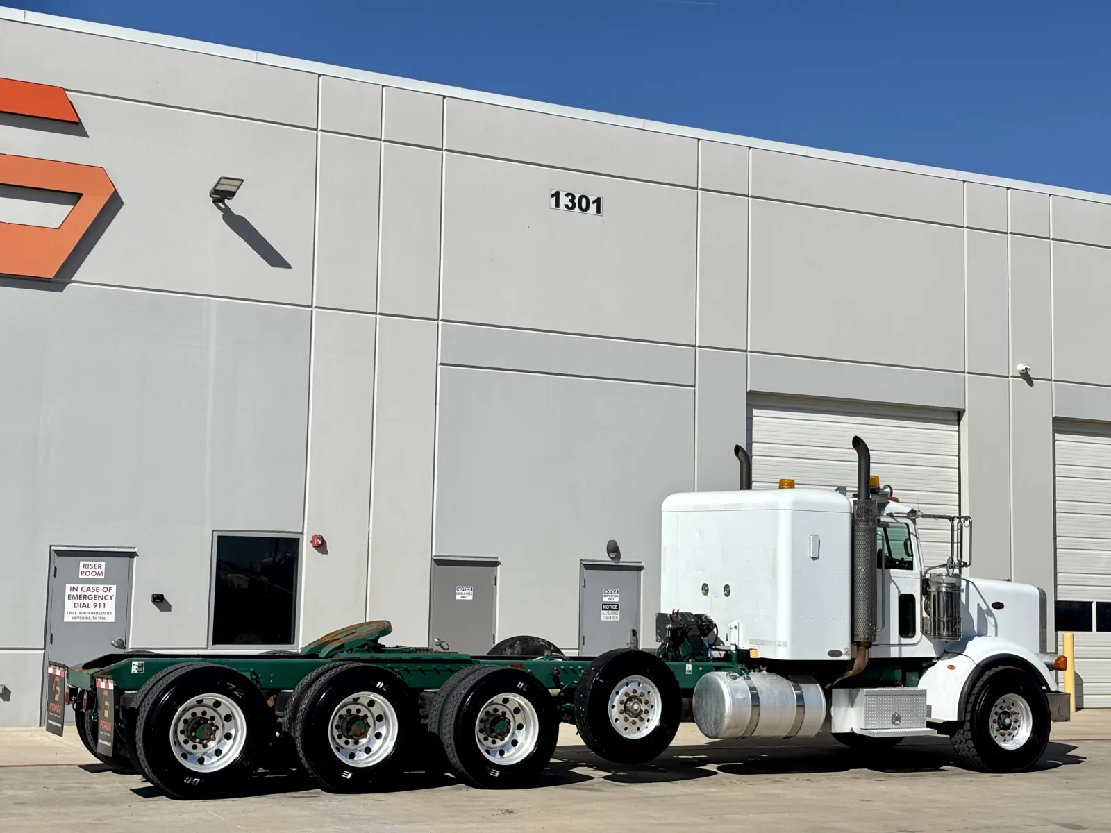 2011 Peterbilt - image 5