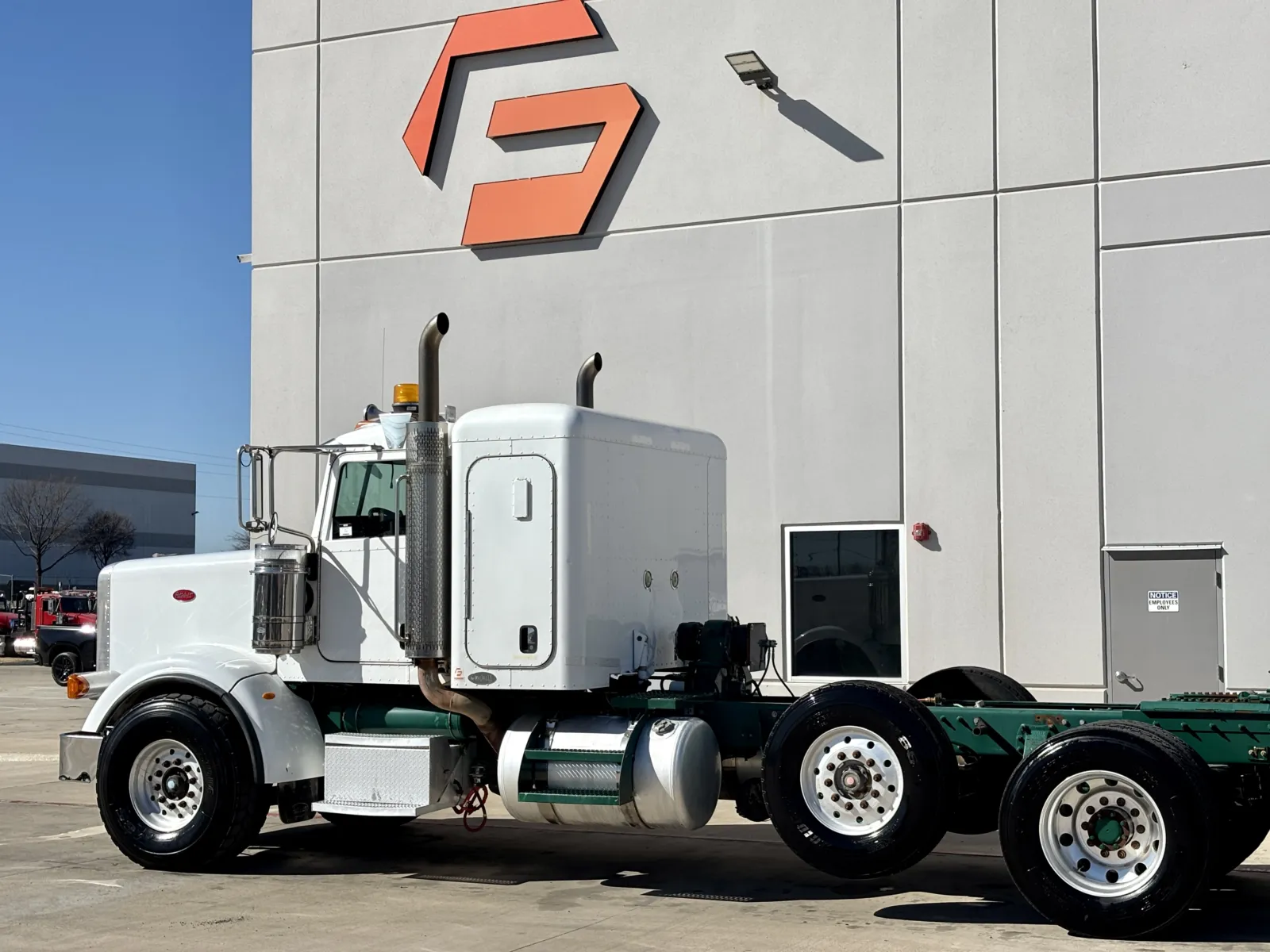 2011 Peterbilt - image 8