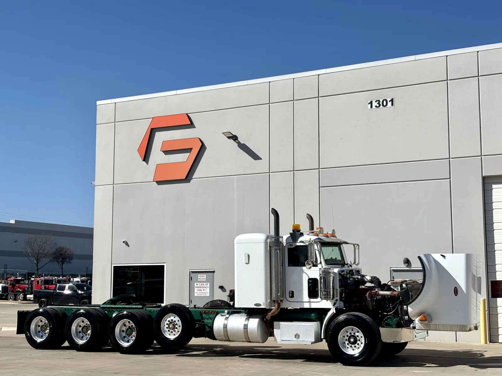 2011 Peterbilt - image 9