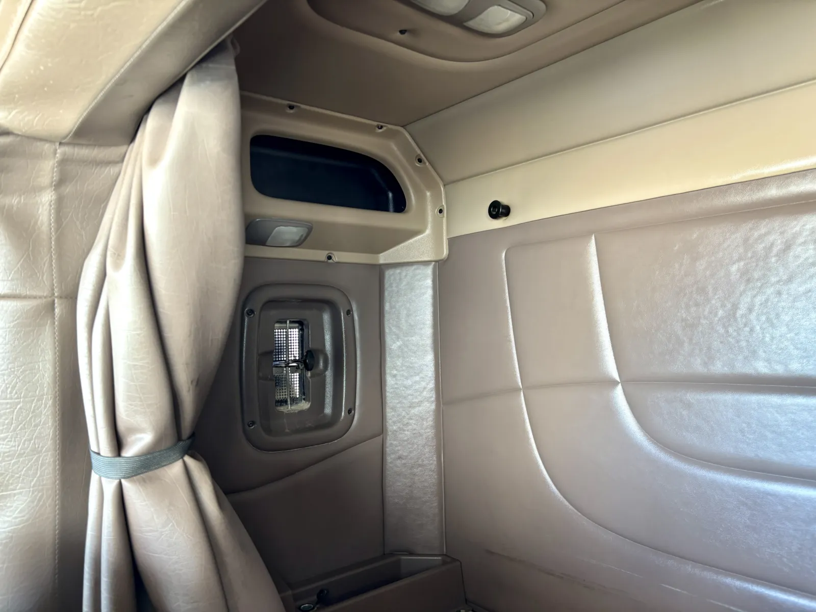 2011 Peterbilt - image 20