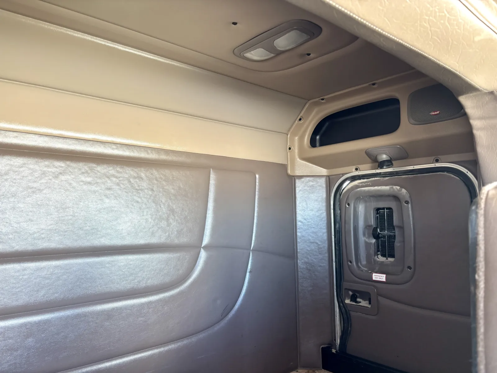 2011 Peterbilt - image 23