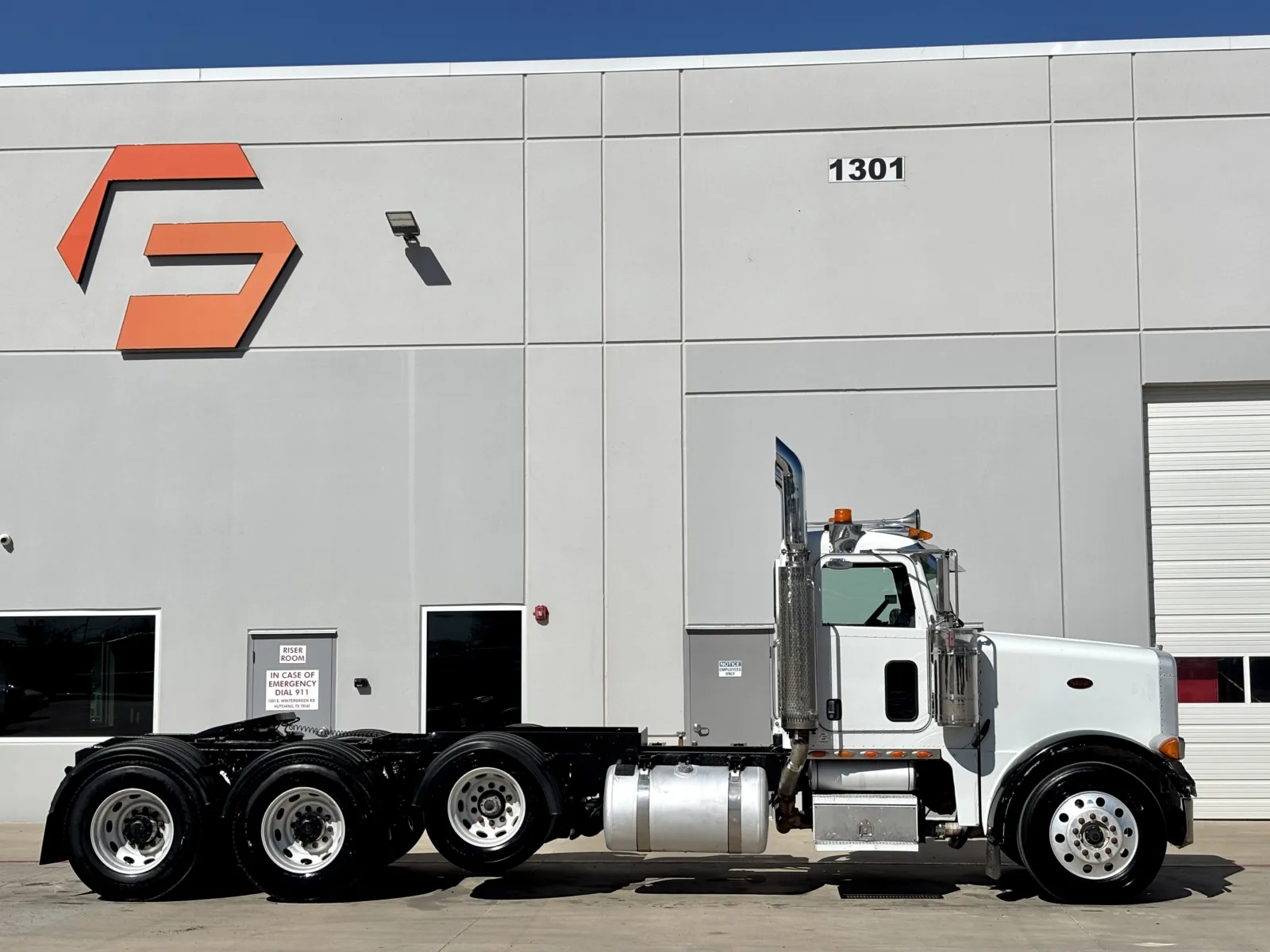 2006 Peterbilt - image 3