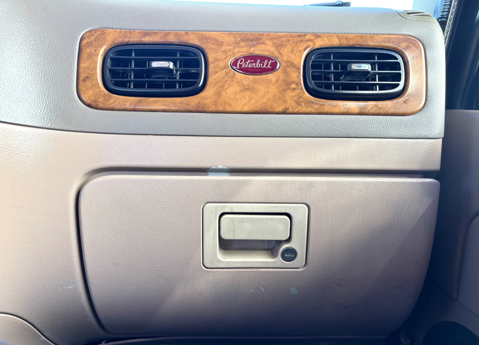 2006 Peterbilt - image 18