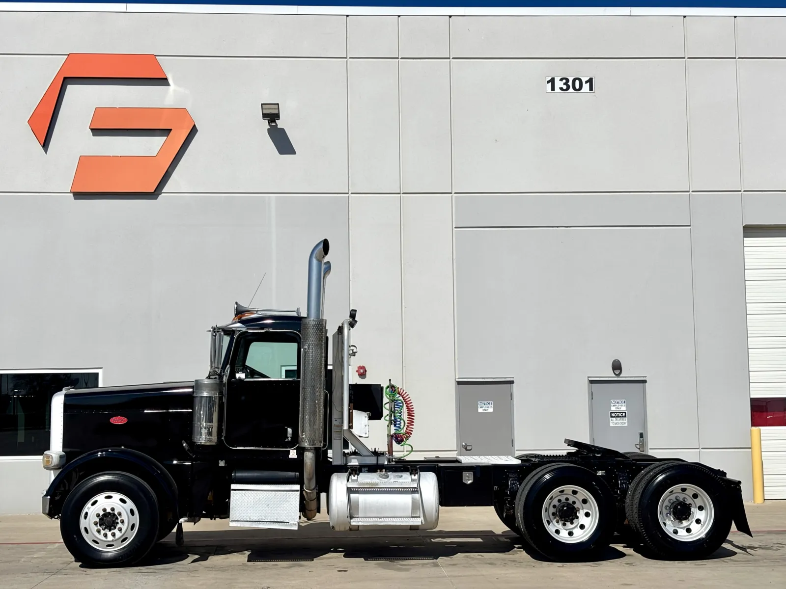 2009 Peterbilt - image 4