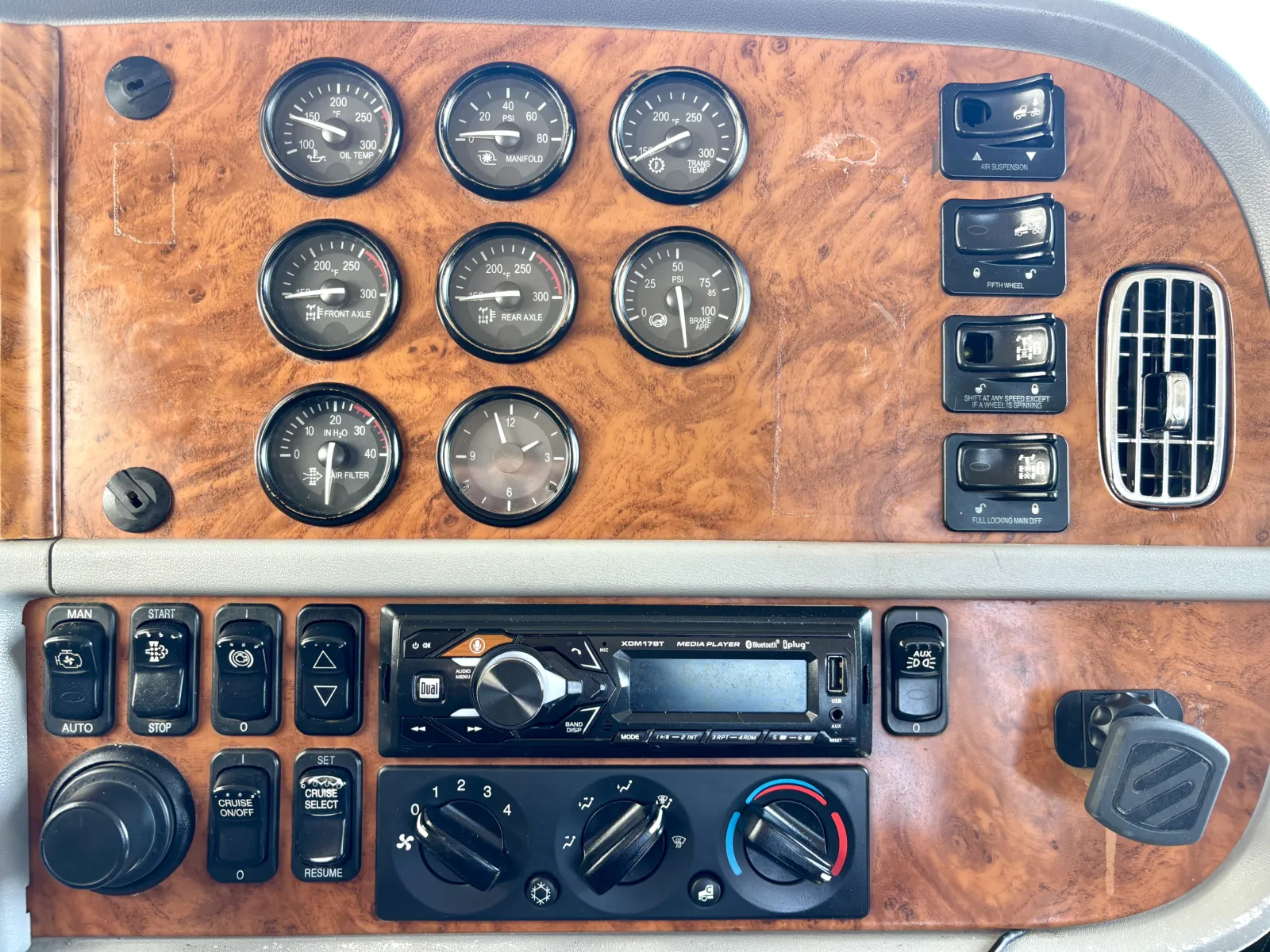 2009 Peterbilt - image 18