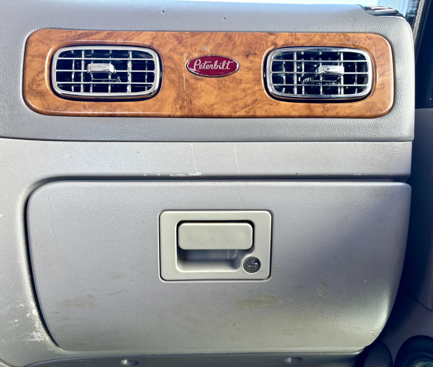 2009 Peterbilt - image 19