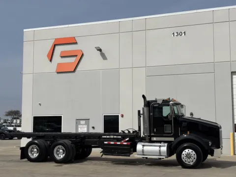 2005 KENWORTH T800 for sale in Hutchins, TX