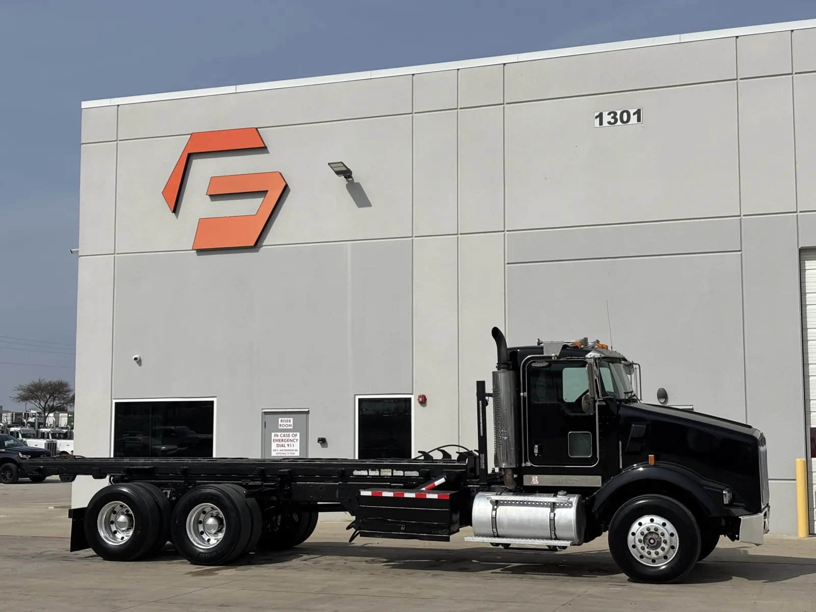 2005 KENWORTH T800 for sale in Hutchins, TX