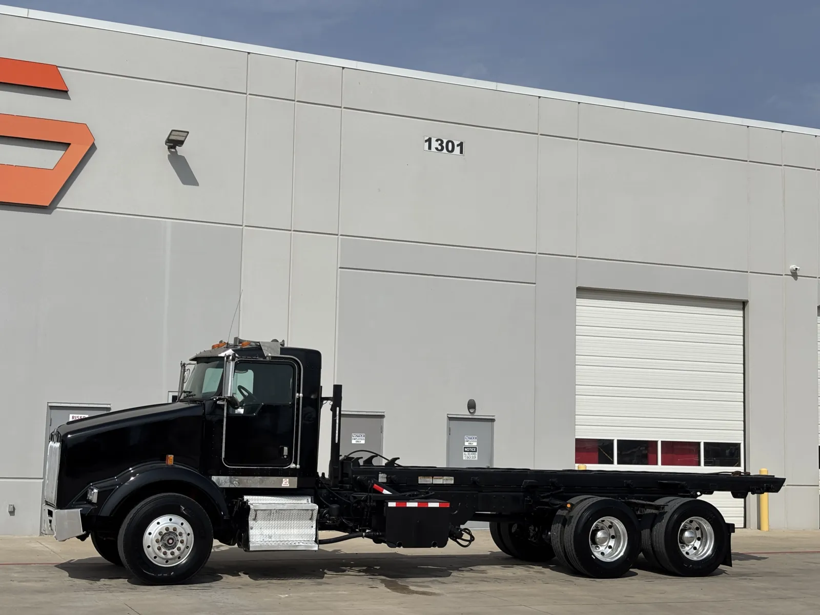 2005 Kenworth T800 - image 2