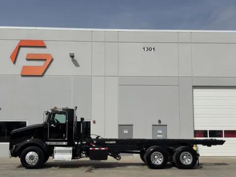 More photos of 2005 KENWORTH T800 at Forge Truck Centers - Texas, TX