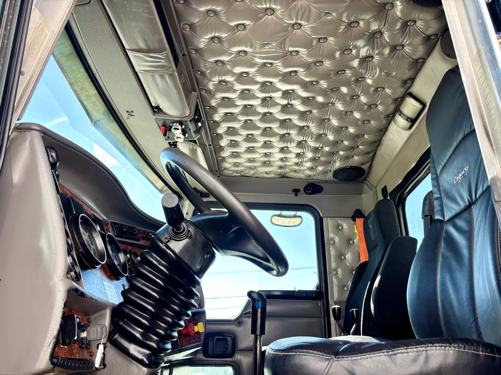 2005 Kenworth T800 - image 14