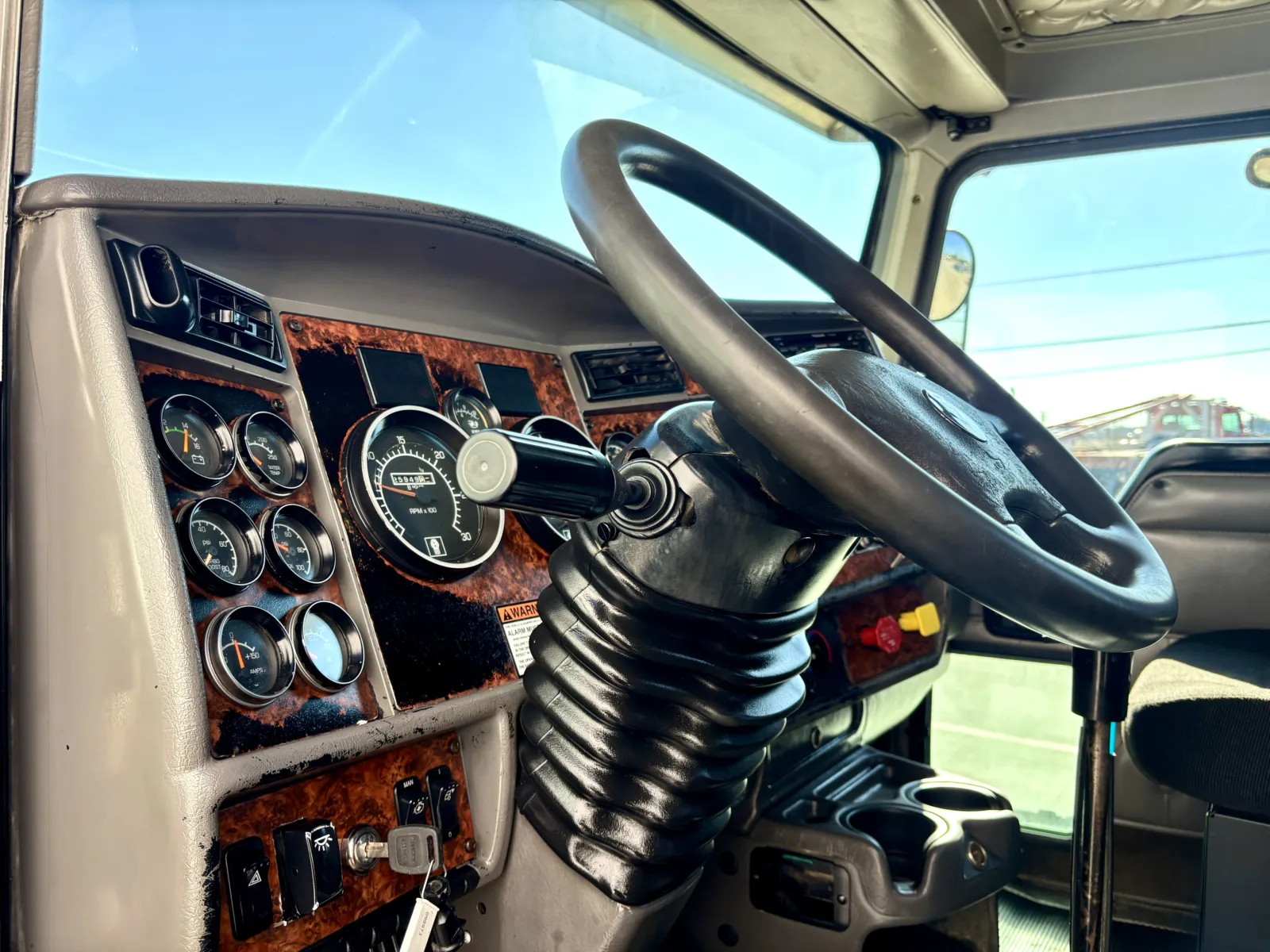 2005 Kenworth T800 - image 15