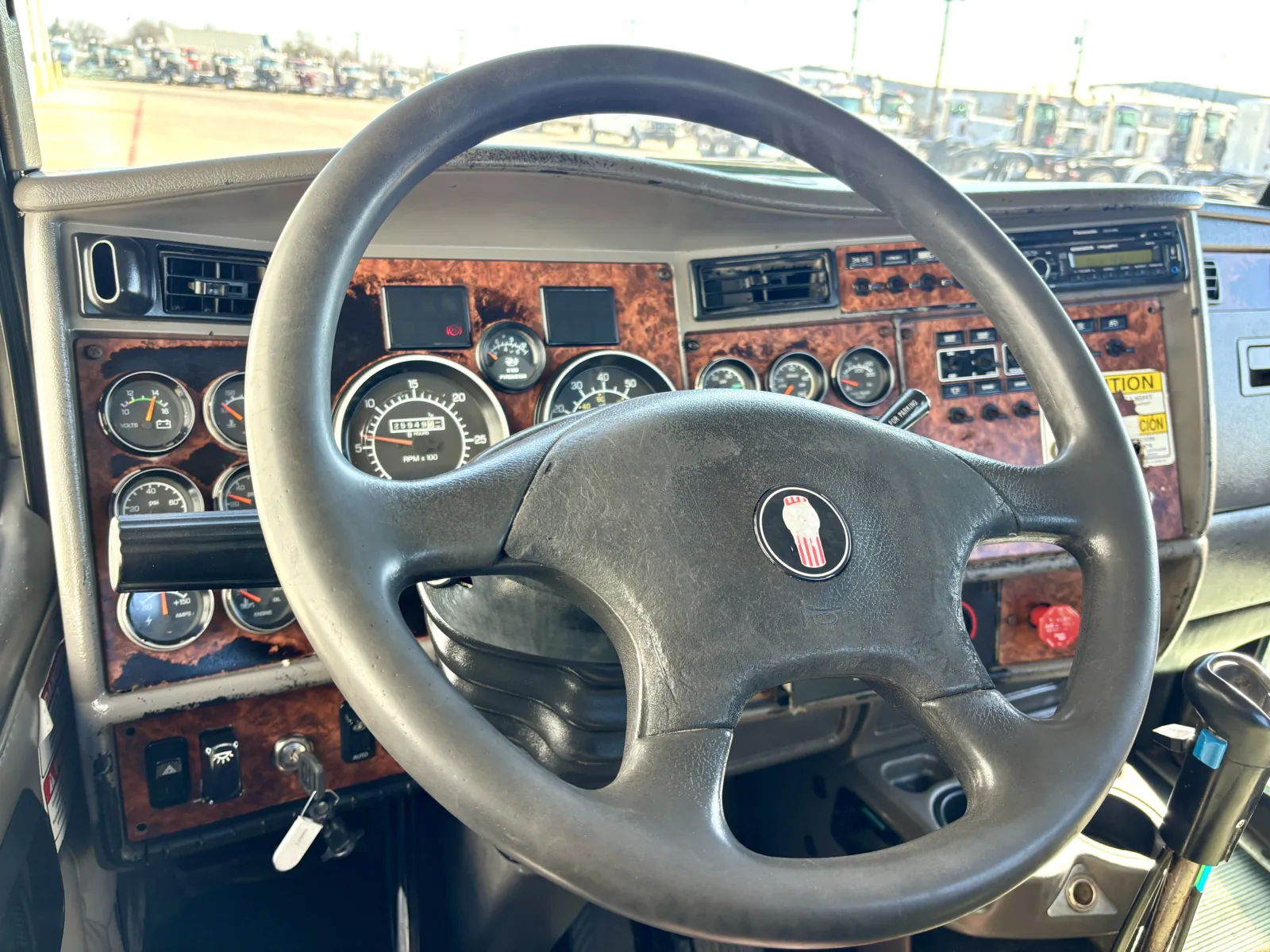 2005 Kenworth T800 - image 16