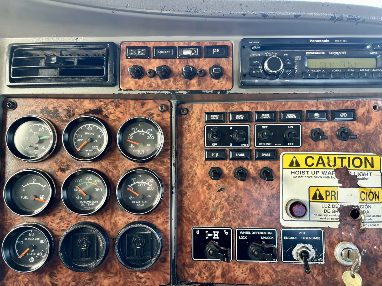 2005 Kenworth T800 - image 17