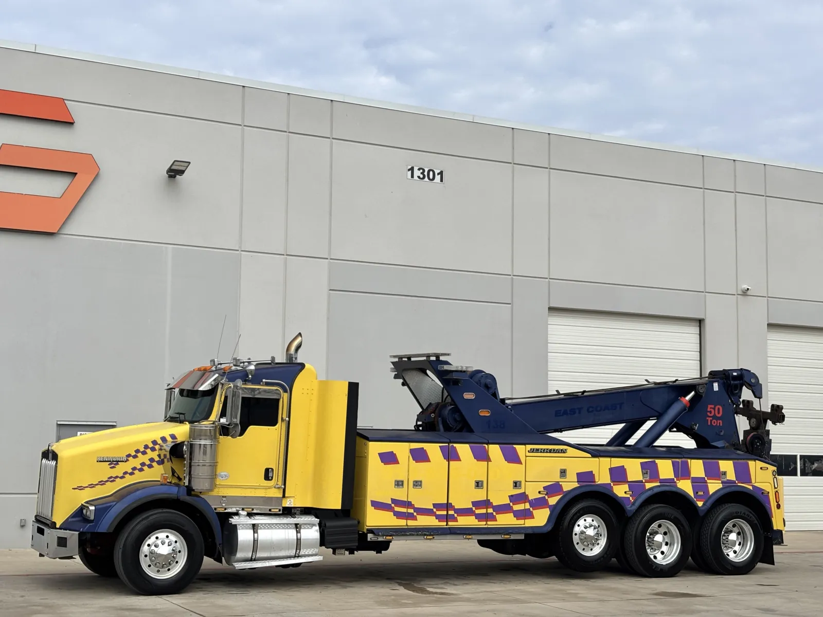 2010 Kenworth T800 - image 2