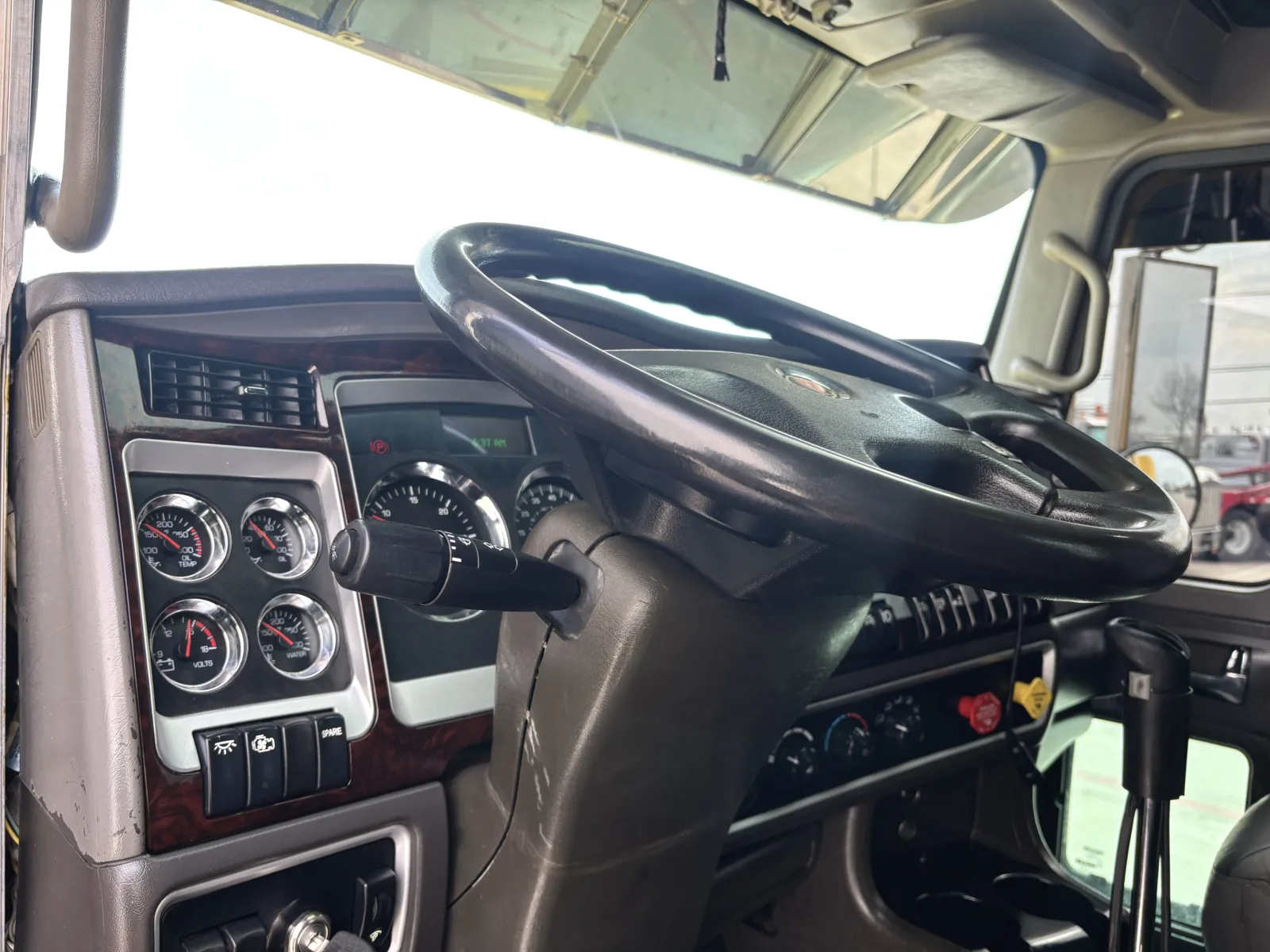 2010 Kenworth T800 - image 18