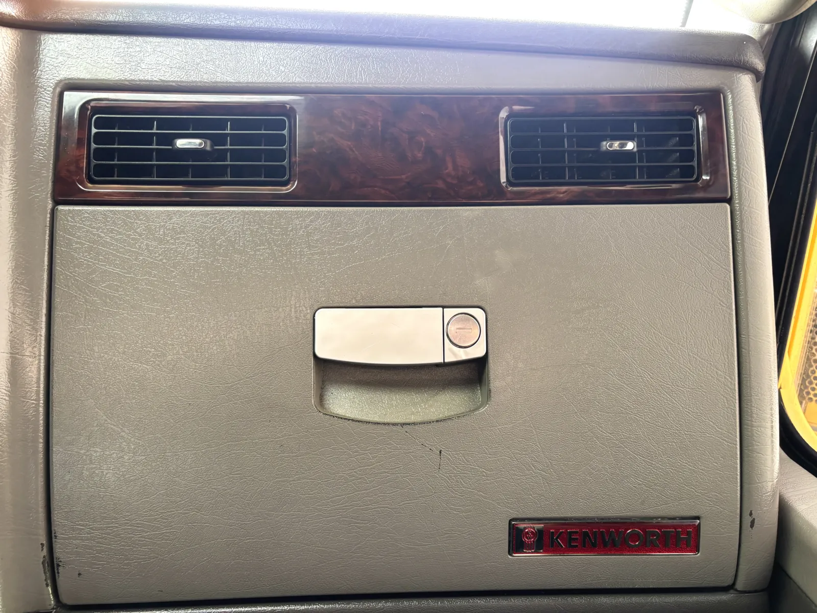 2010 Kenworth T800 - image 22