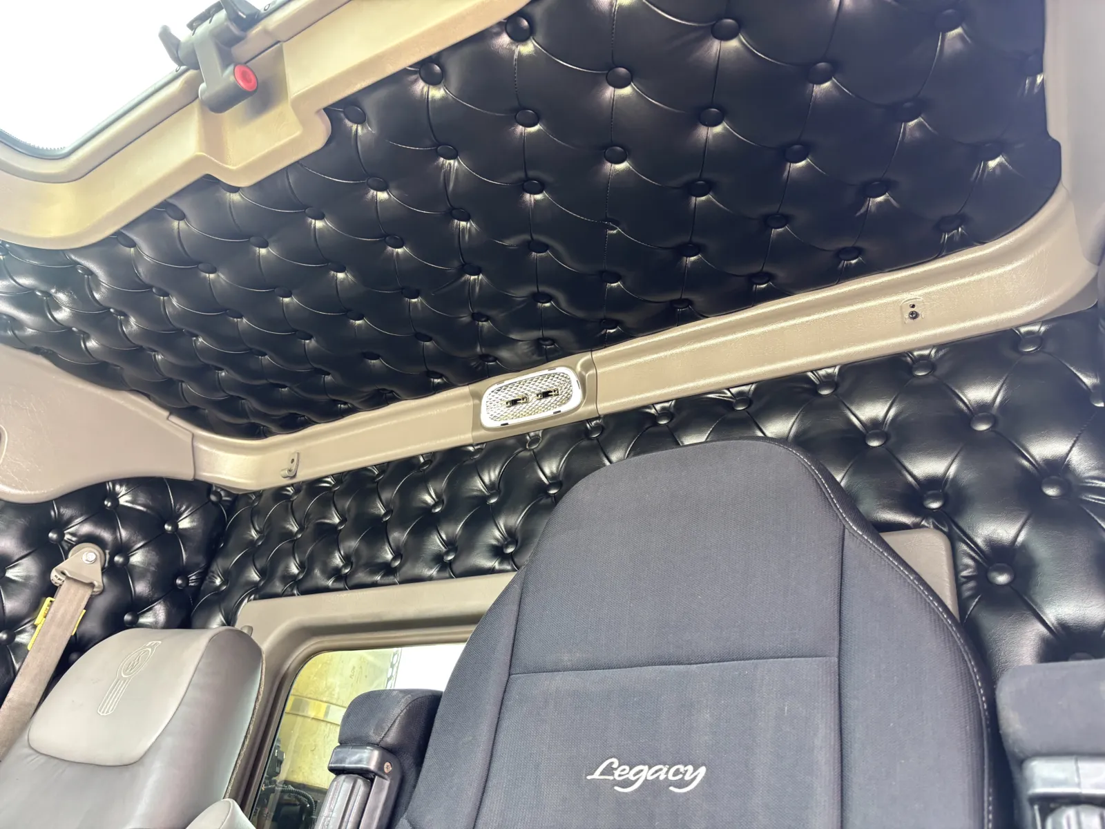 2010 Kenworth T800 - image 23