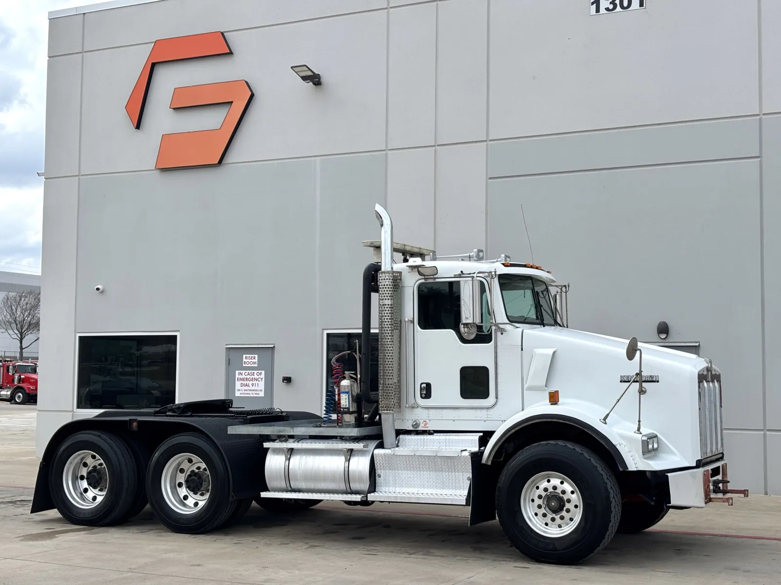 2015 Kenworth T800 - image 1