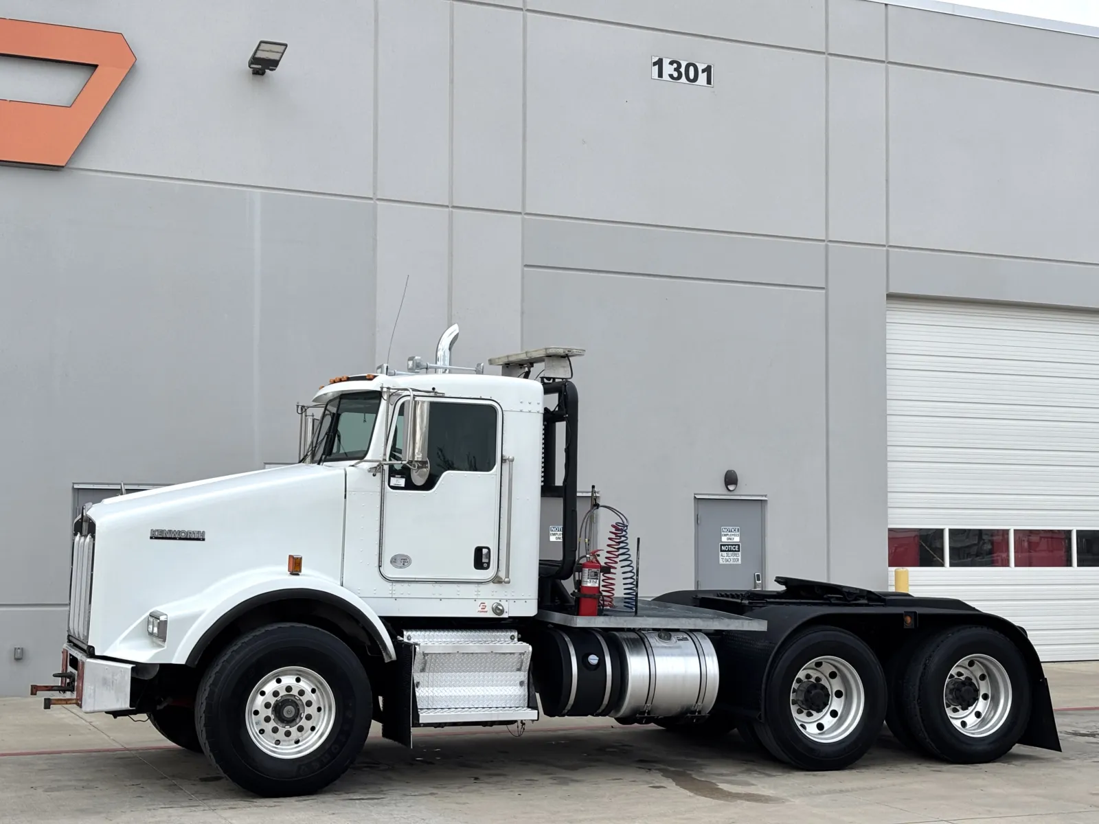 2015 Kenworth T800 - image 2