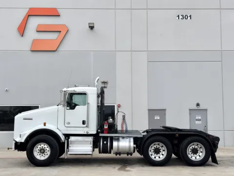 More photos of 2015 KENWORTH T800 at Forge Truck Centers - Texas, TX