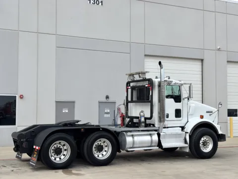 More photos of 2015 KENWORTH T800 at Forge Truck Centers - Texas, TX