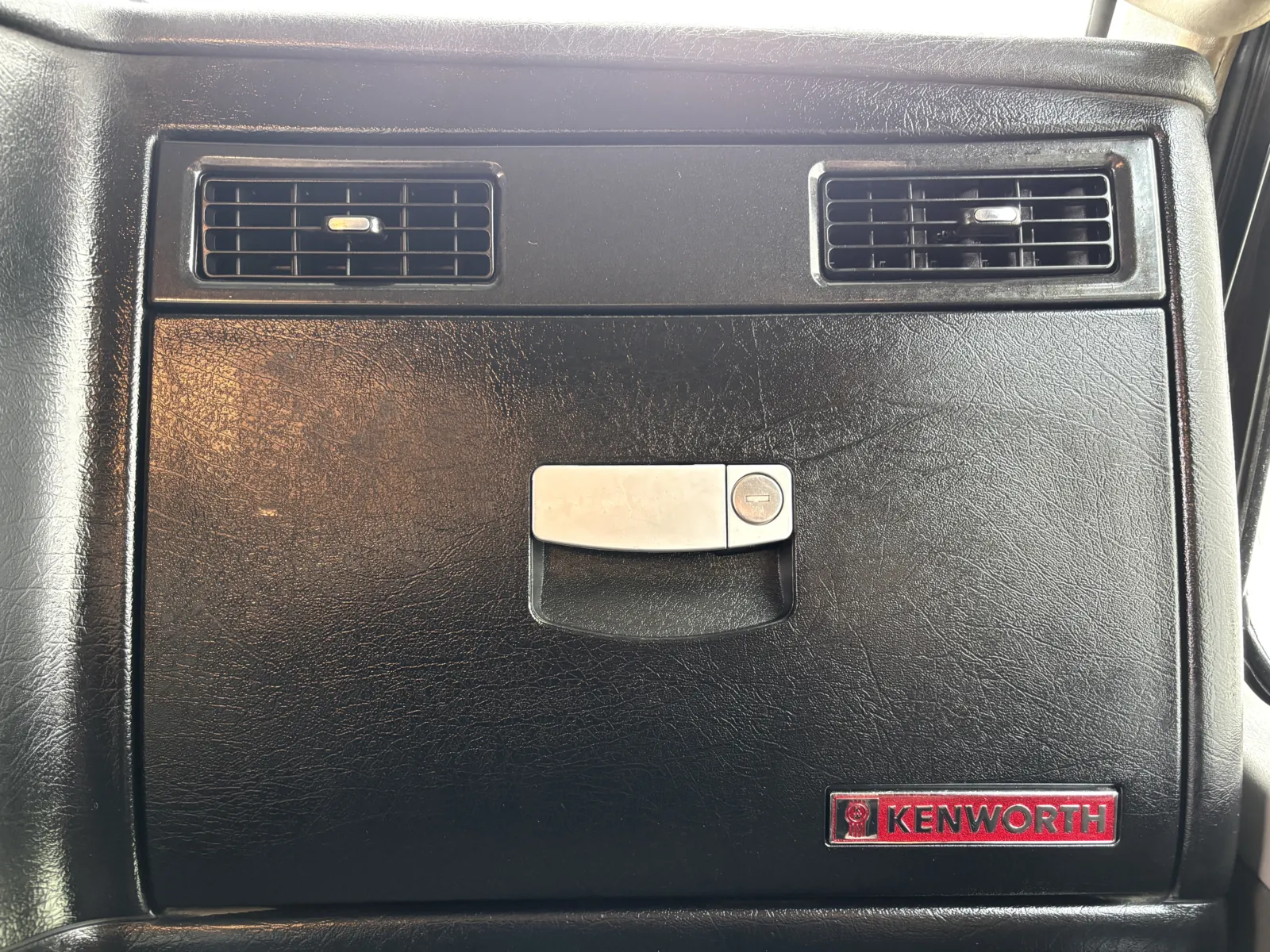 2015 Kenworth T800 - image 19