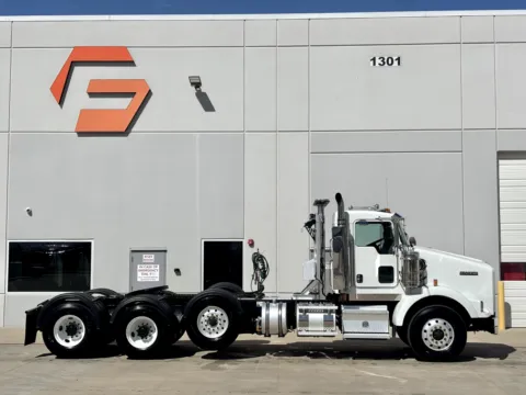 Another view of 2018 KENWORTH T800 for sale in Hutchins, TX at Forge Truck Centers - Texas