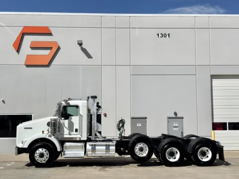 More photos of 2018 KENWORTH T800 at Forge Truck Centers - Texas, TX