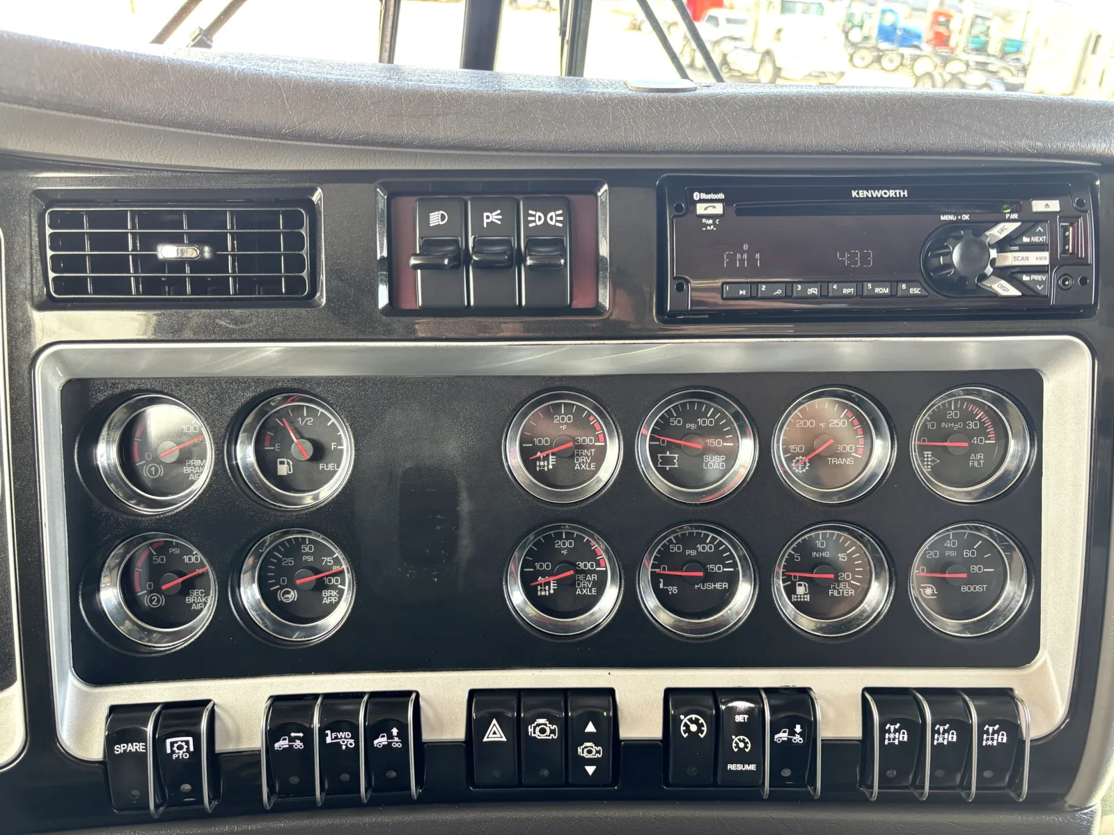 2018 Kenworth T800 - image 17