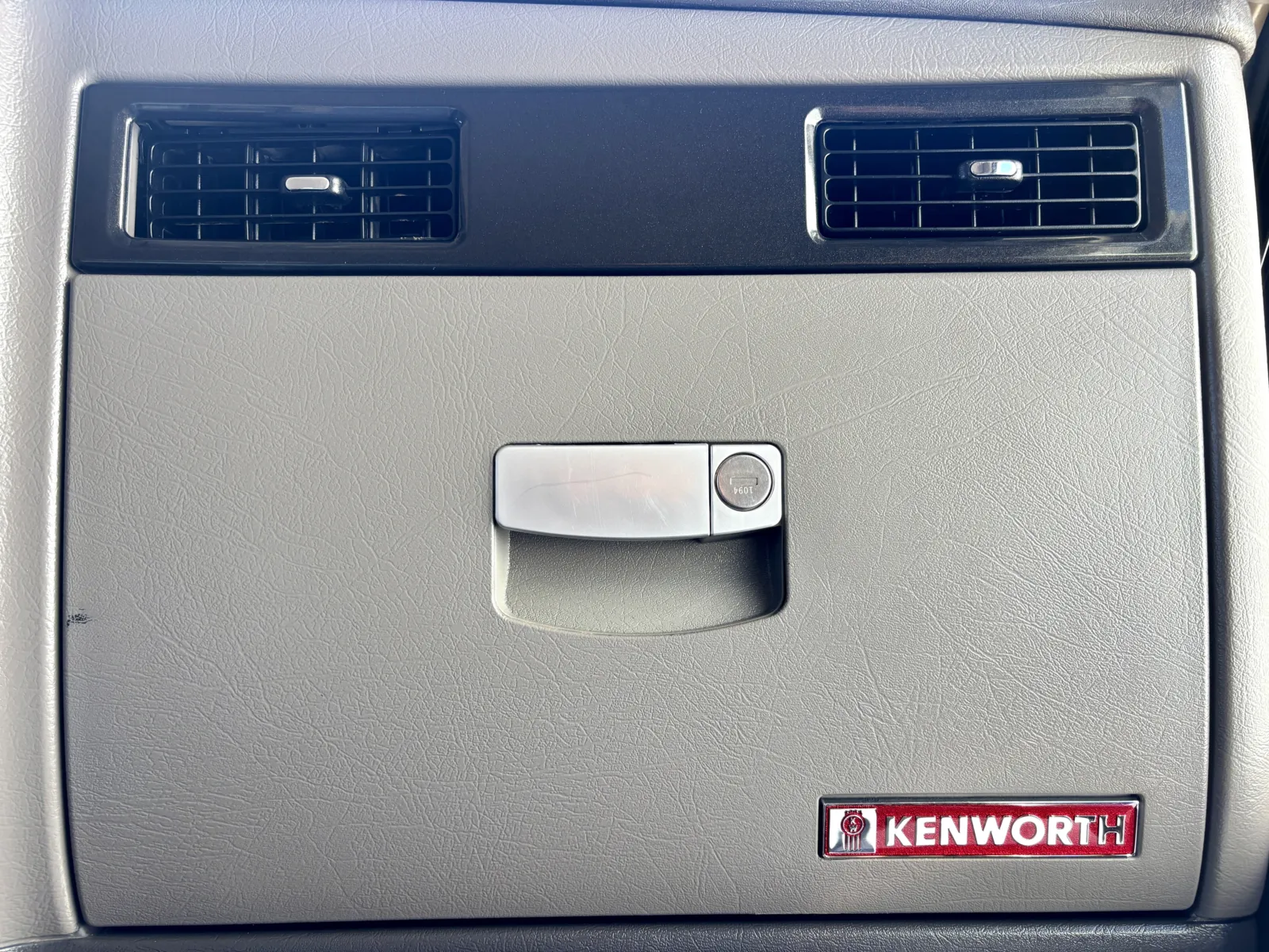 2018 Kenworth T800 - image 18