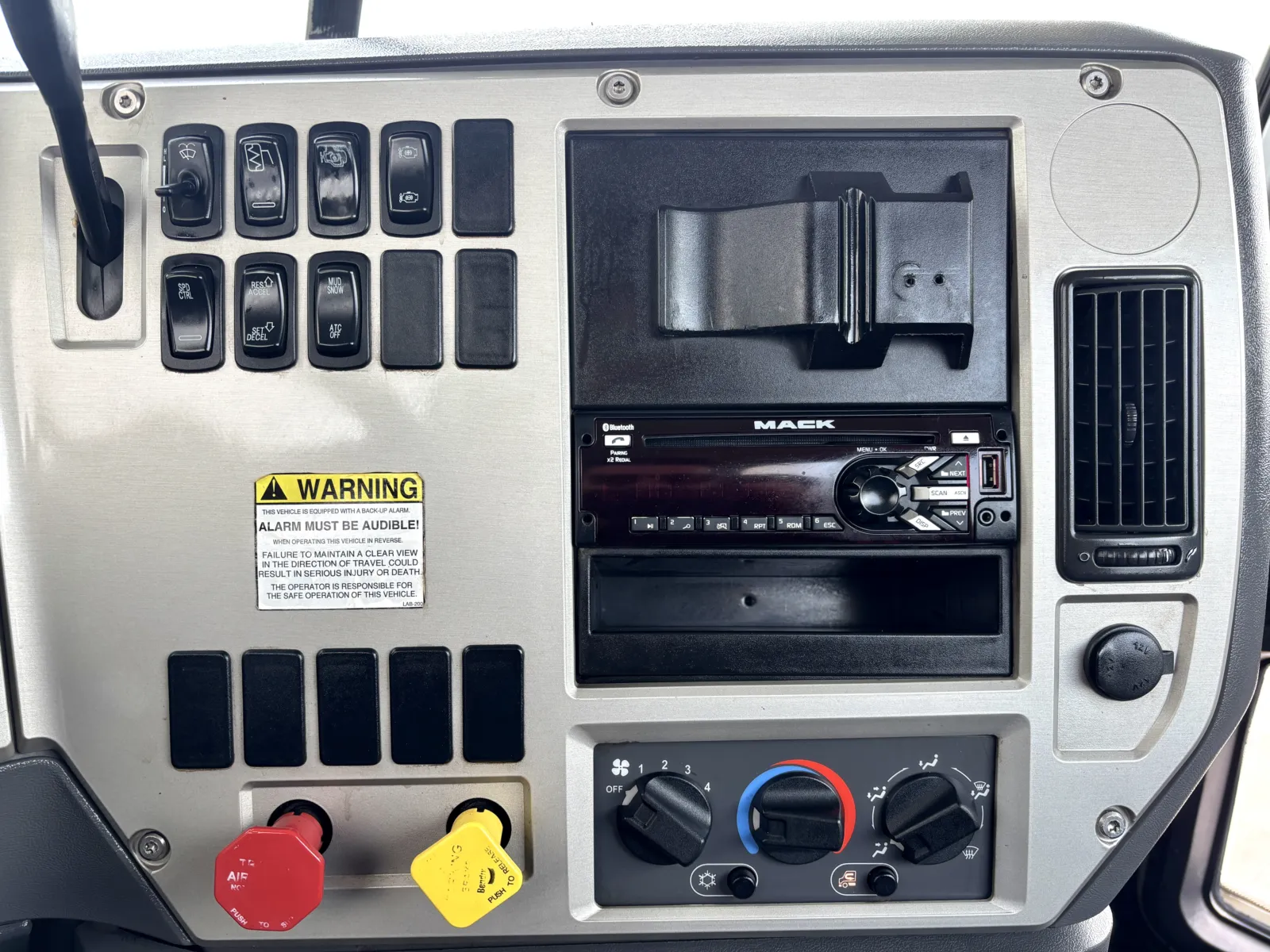 2016 Mack - image 18