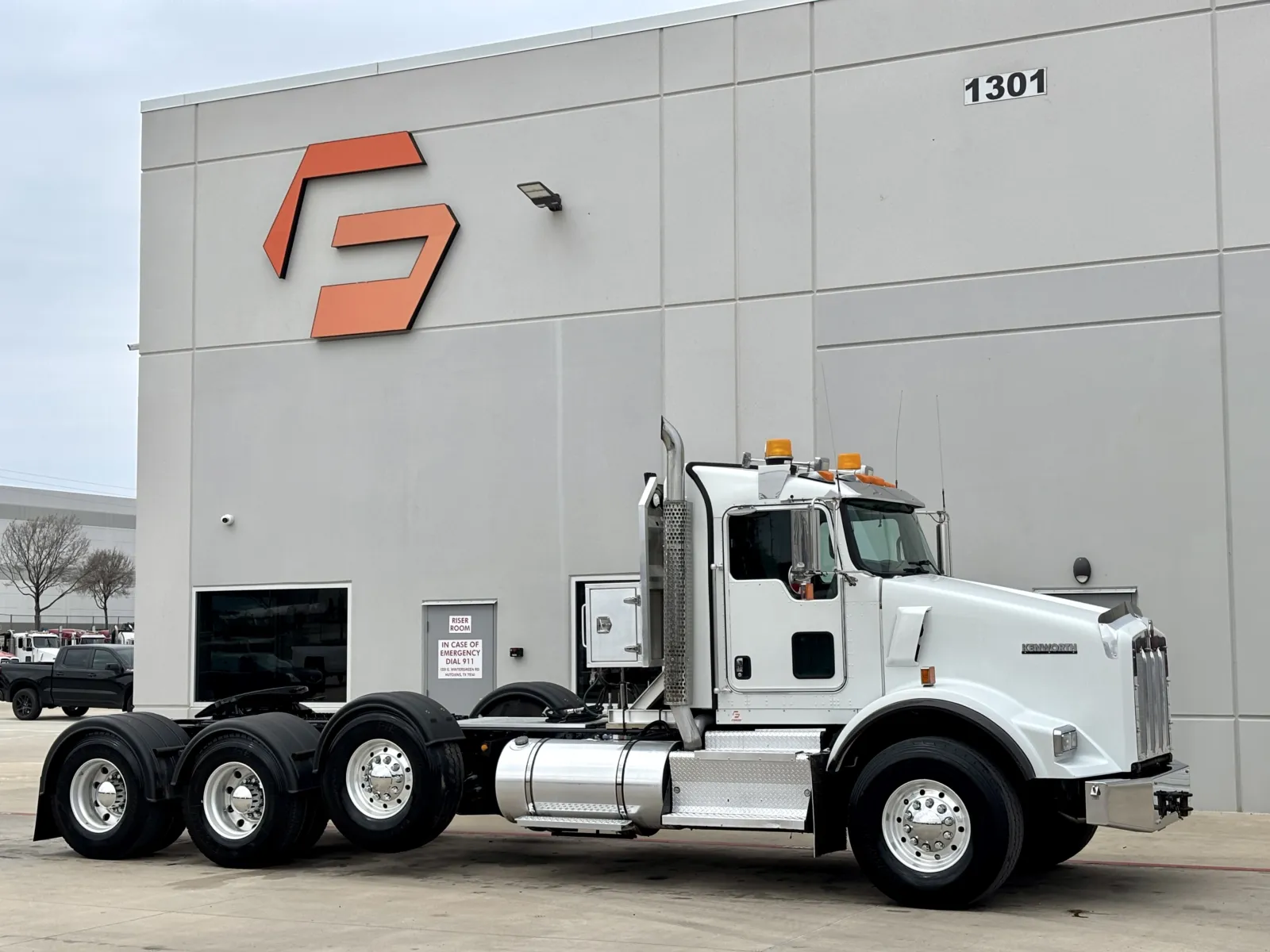 2015 KENWORTH T800 for sale in Hutchins, TX