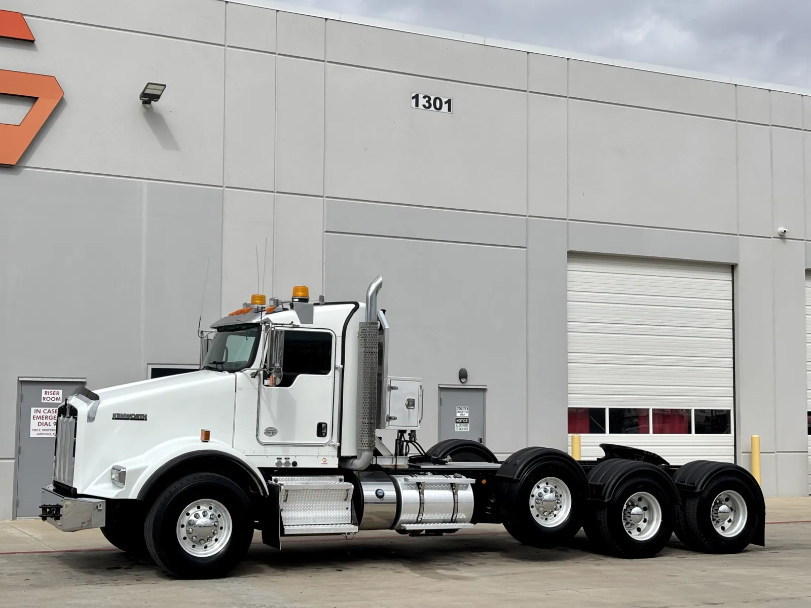 2015 Kenworth T800 - image 2