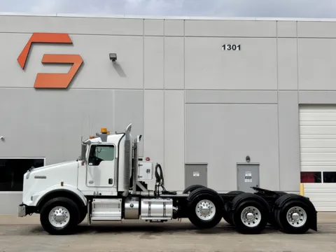 More photos of 2015 KENWORTH T800 at Forge Truck Centers - Texas, TX