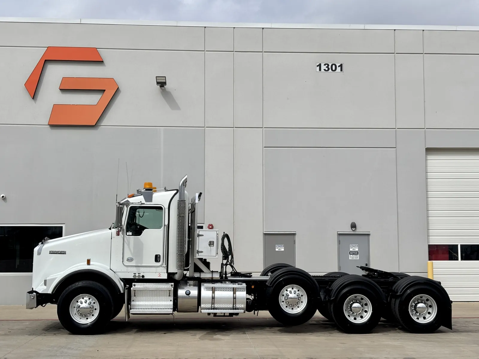 2015 Kenworth T800 - image 4