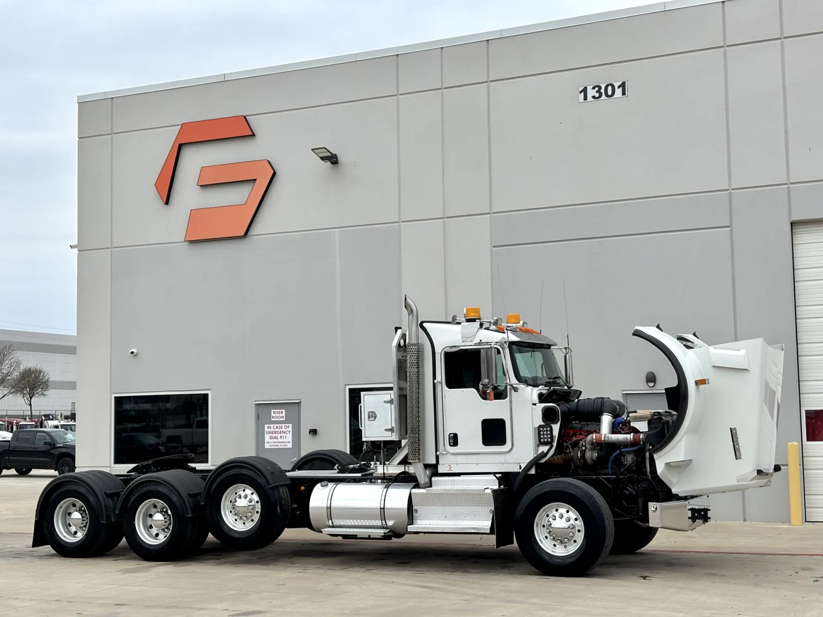 2015 Kenworth T800 - image 9