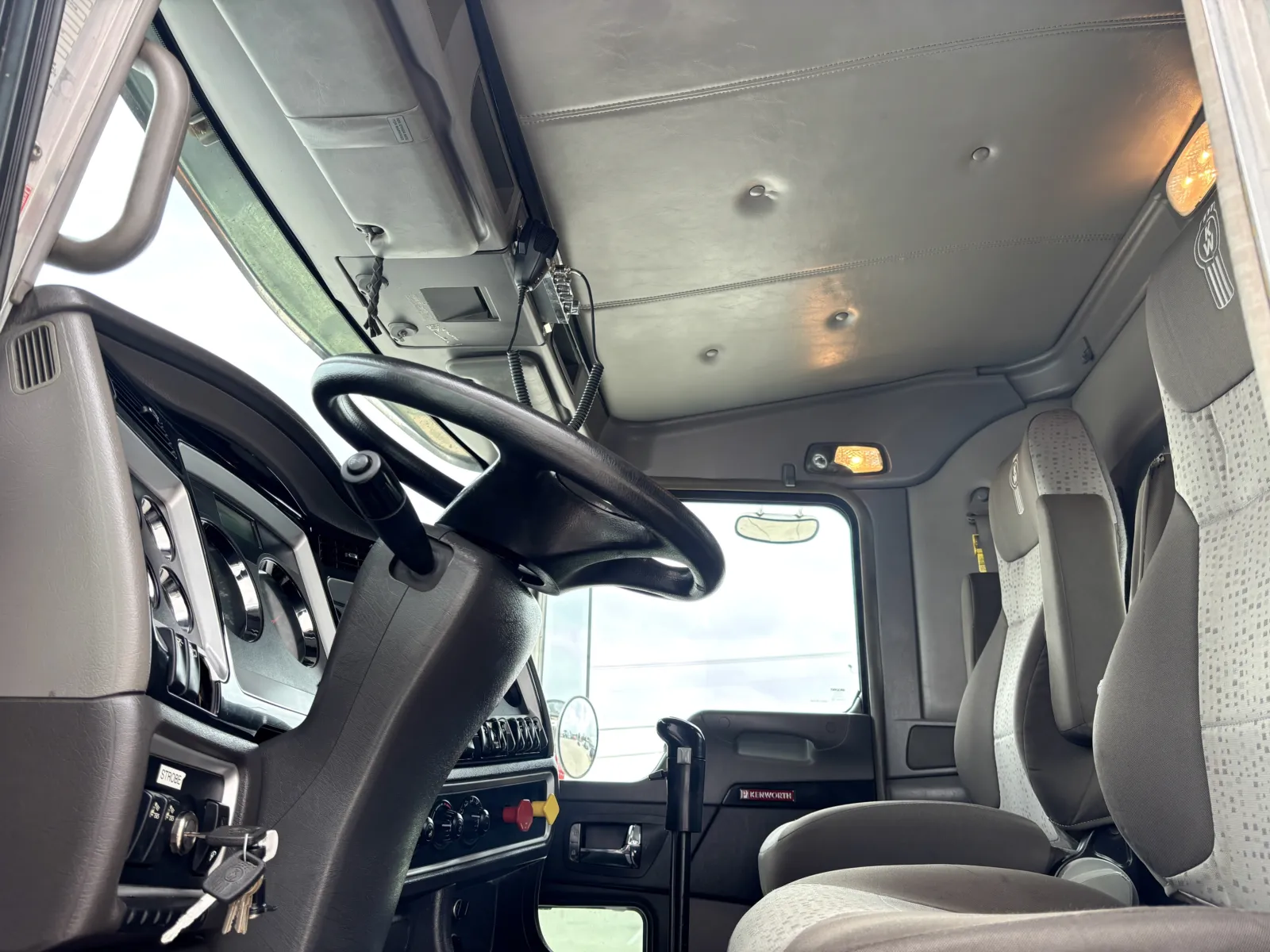 2015 Kenworth T800 - image 14