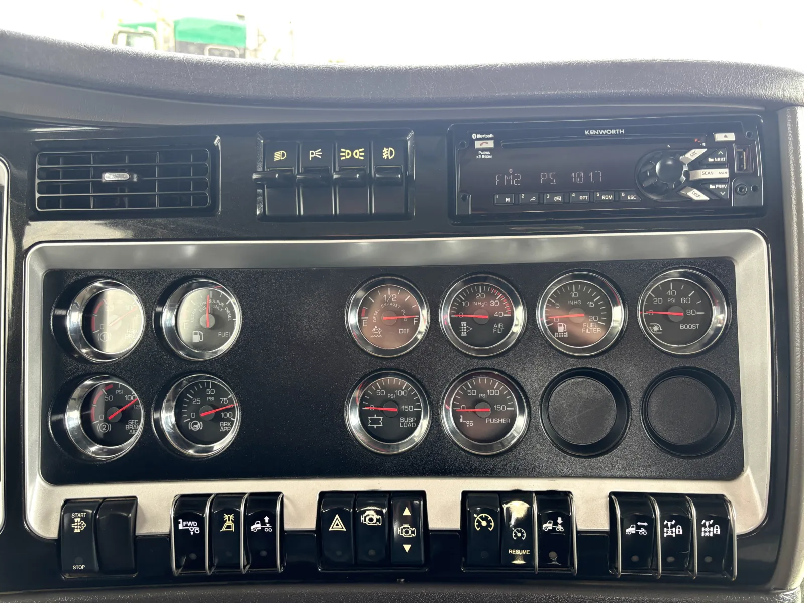 2015 Kenworth T800 - image 18