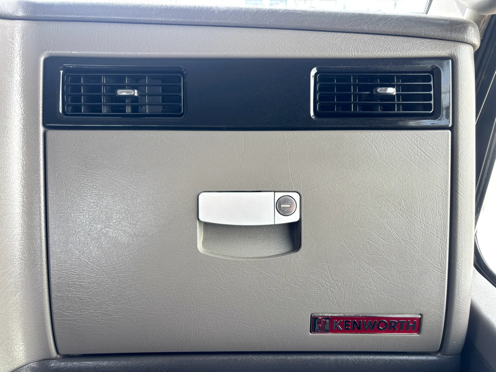 2015 Kenworth T800 - image 19